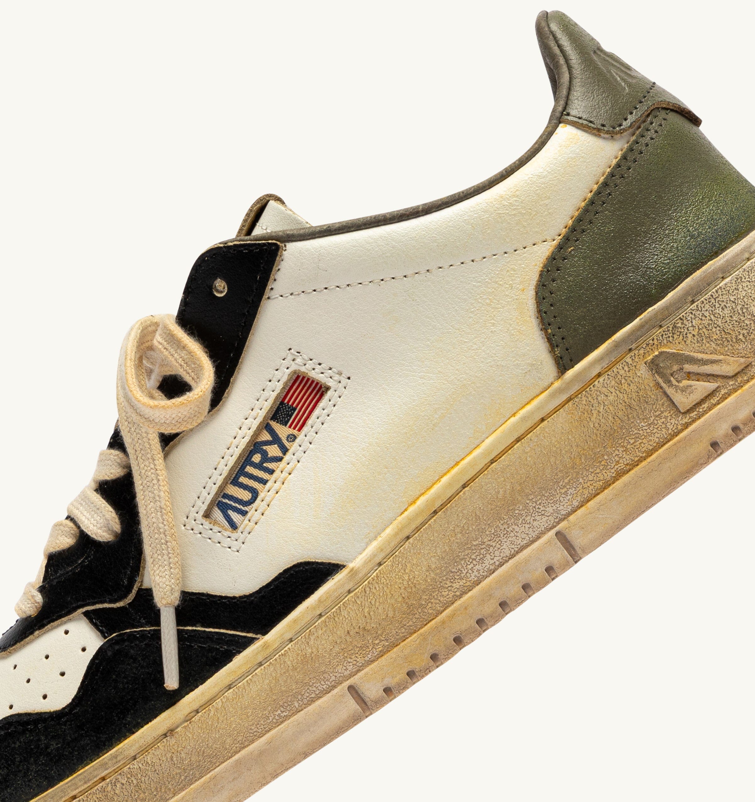 AUTRY - Sneakers - AVLM SV06 - LOW MAN LEAT VINTAGE - Pelle bianca covert green e nera Scarpe Uomo AUTRY - Collezione uomo