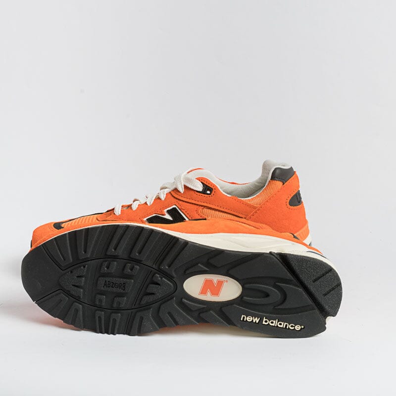 NEW BALANCE - Limited Edition Teddy Santis M990AI2 -Arancione Nero Scarpe Uomo NEW BALANCE - Collezione Uomo
