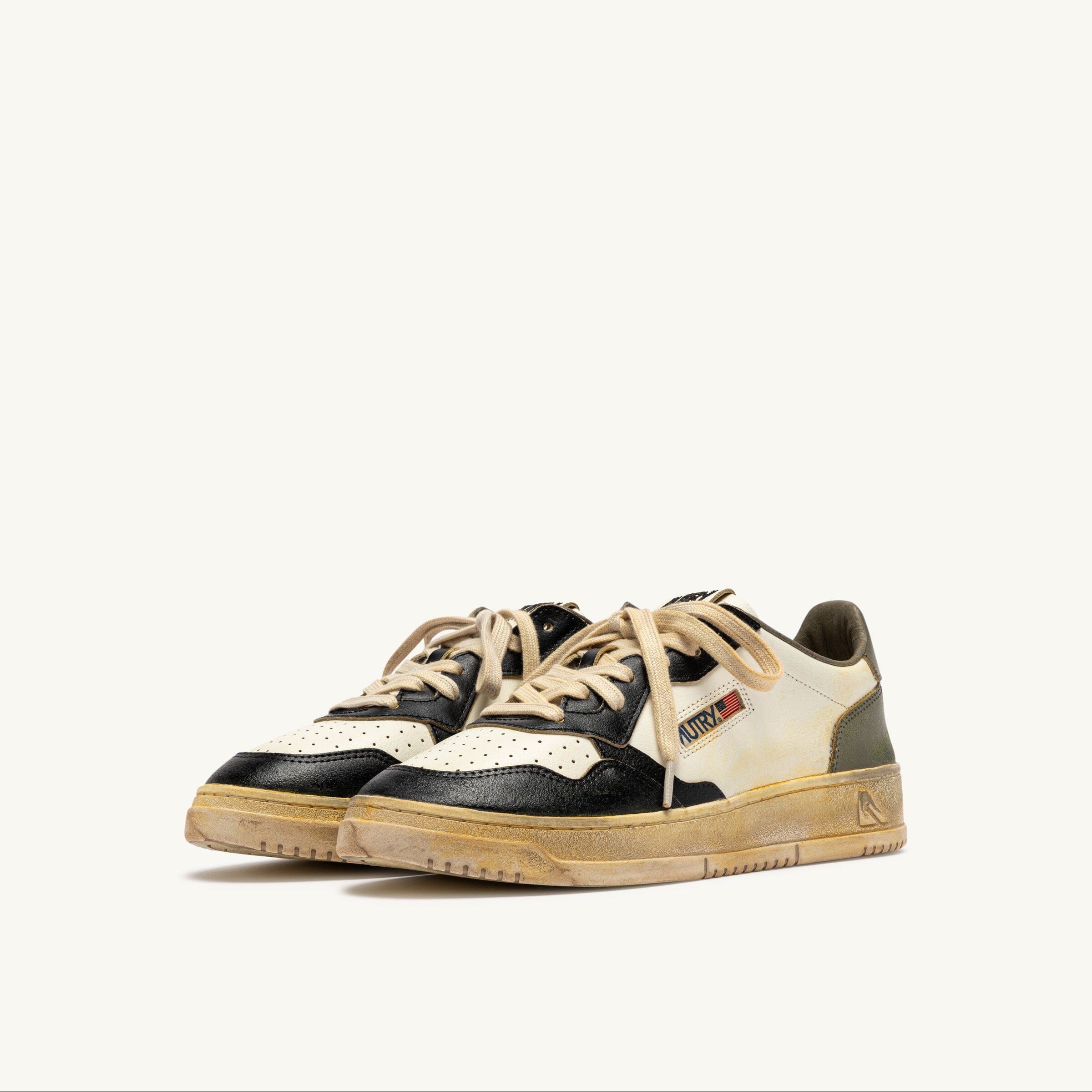 AUTRY - Sneakers - AVLM SV06 - LOW MAN LEAT VINTAGE - Pelle bianca covert green e nera Scarpe Uomo AUTRY - Collezione uomo 