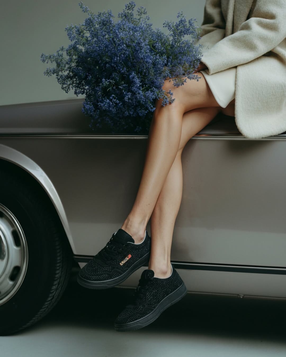 AUTRY - AULW NA02 - Sneakers Cristal Medalist - Suede Strass - Nera Scarpe Donna AUTRY - Collezione donna 